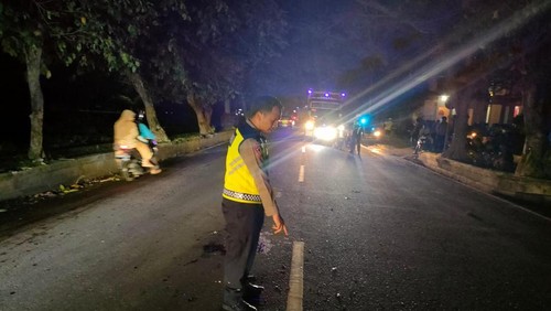Polisi melakukan olah TKP kecelakaan maut di Jalan Nasional Denpasar-Gilimanuk, Kecamatan Negara, Kabupaten Jembrana, Bali, Rabu (24/4/2024).