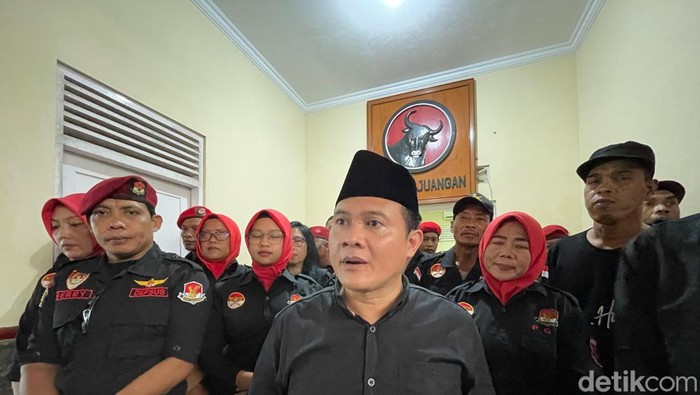 Politisi PKB Yusron Martofa mendaftar cawabup Kulon Progo di PDIP, Jumat (25/4/2024).