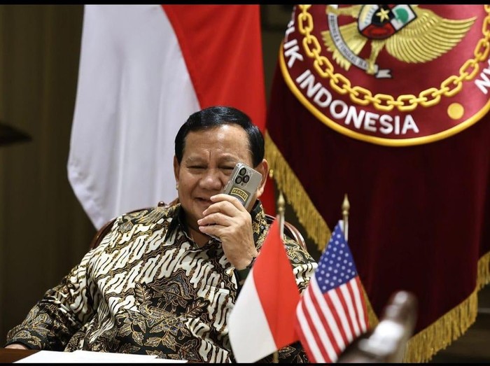 Prabowo saat terima telepon dari Menteri Pertahanan Amerika Serikat (dok.Instagram Prabowo)
