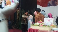 Prabowo Dapat Potongan Tumpeng Pertama di HUT Siti Hardjanti Wismoyo
