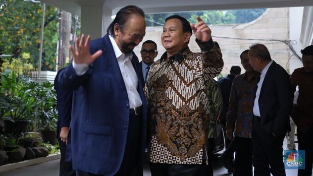 Presiden terpilih periode 2024-2029 Prabowo Subianto dan Ketua Umum Partai NasDem Surya Paloh di Jalan Kertanegara, Jakarta, Kamis (25/4/2024). (CNBC Indonesia/Faisal Rahman)