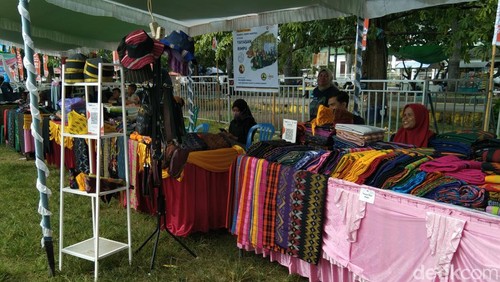 Produk ekraf yang dijual oleh UMKM di Festival Rimpu Mantika, lapangan Serasuba, Kota Bima, NTB, Kamis, (25/4/2024). (Rafiin/detikBali)