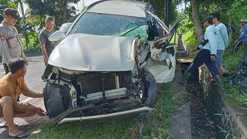 Proses evakuasi mobil Daihatsu Terios yang mengalami kecelakaan tunggal di Jalan Denpasar-Gilimanuk, tepatnya di sebelah timur Puskesmas II Mendoyo, Desa Yehembang, Kecamatan Mendoyo, Jembrana, Bali, Kamis (25/4/2024). (Foto: Dok. Polsek Mendoyo)