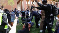 Petugas Keamanan USC mencoba membubarkan mahasiswa yang melakukan protes untuk mendukung warga Palestina, di Taman Alumni Universitas California. 
