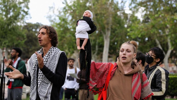 USC Safety officers try to disperse students who protest in support of Palestinians, at the University of Southern California's Alumni Park, amid the ongoing conflict between Israel and the Palestinian Islamist group Hamas, in Los Angeles, California, U.S., April 24, 2024.  REUTERS/Zaydee Sanchez