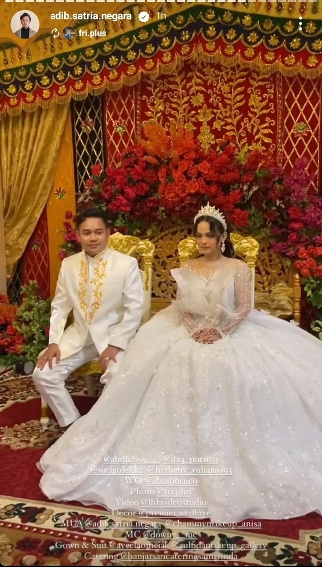 Berbeda dengan resepsi pertama, kali ini Putri tampil cantik mengenakan gaun pengantin putih dan mahkota bak seorang princess. Senada dengan putri, suaminya juga mengenakan pakaian pengantin berwarna putih. Foto: Instagram