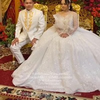Berbeda dengan resepsi pertama, kali ini Putri tampil cantik mengenakan gaun pengantin putih dan mahkota bak seorang princess. Senada dengan putri, suaminya juga mengenakan pakaian pengantin berwarna putih. Foto: Instagram