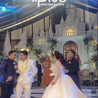 Dekorasi di acara resepsi ngunduh mantu Putri dan Azis itu tampak begitu mewah. Terdapat backdrop yang berbentuk sebuah rumah mewah berwarna putih bak istana. Foto: Instagram