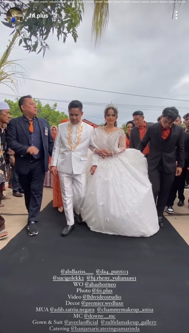 Jebolan Dangdut Academy ke-4, Putri Isnari kembali menggelar acara pernikahannya dengan anak bos batubara Abdul Aziz. Setelah sukses menggelar resepsi mewah yang pertama dengan tema Bollywood, Putri dan Abdul kini kembali menggelar resepsi kedua ngunduh mantu yang tak kalah mencuri atensi. Foto: Instagram