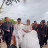 Jebolan Dangdut Academy ke-4, Putri Isnari kembali menggelar acara pernikahannya dengan anak bos batubara Abdul Aziz. Setelah sukses menggelar resepsi mewah yang pertama dengan tema Bollywood, Putri dan Abdul kini kembali menggelar resepsi kedua ngunduh mantu yang tak kalah mencuri atensi. Foto: Instagram