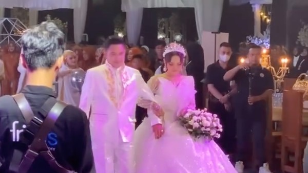 7 Foto Putri Isnari Tampil Bak Princess di Acara Ngunduh Mantu Bos Batubara