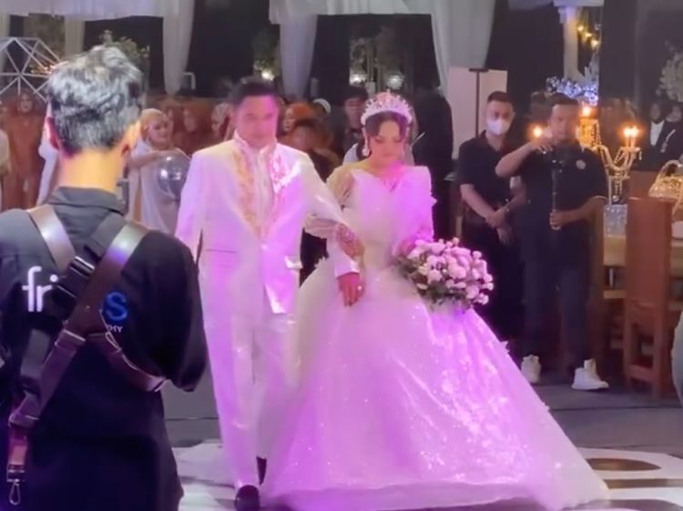 7 Foto Putri Isnari Tampil Bak Princess di Acara Ngunduh Mantu Bos Batubara