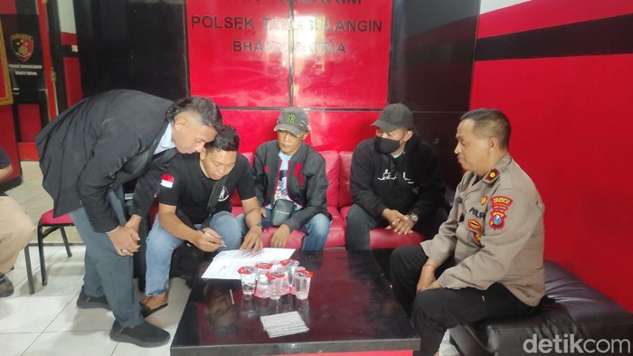 Rafli, adik Via Vallen saat menghadiri mediasi di Polsek Tanggulangin, Sidoarjo.