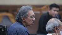 Hakim juga menghukum Ridwan dan Sugeng membayar denda Rp 200 juta. Adapun apabila denda tersebut tak dibayar, diganti dengan pidana kurungan selama 2 bulan.
