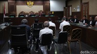 Pada sidang tersebut, hakim juga membacakan vonis untuk tiga terdakwa lain dalam kasus tersebut. Terdakwa itu adalah Yuli Bintoro selaku Koordinator Pengawasan Usaha Operasi Produksi dan Pemasaran Mineral, Henry Julianto selaku Subkoordinator Pengawasan Usaha Operasi Produksi Mineral dan Eric Viktor Tambunan selaku Evaluator Pengawasan Usaha Operasi Produksi dan Pemasaran Mineral.