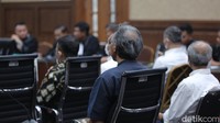 Hakim menyatakan Ridwan, Sugeng, Yuli, Henry dan Eric terbukti bersalah melanggar Pasal 3 jo Pasal 18 ayat 1 huruf b UU Nomor 31 Tahun 1999 dan seterusnya, UU Nomor 8 tahun 1981 tentang KUHAP, Pasal 55 ayat 1 ke-1 ketentuan hukum pidana serta ketentuan lain yang bersangkutan dengan perkara ini.