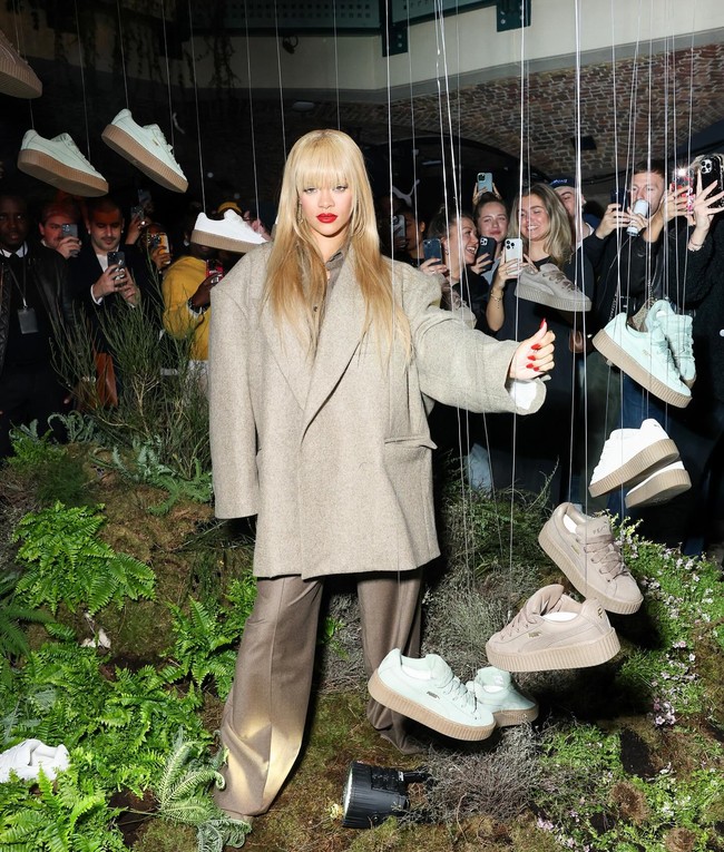 Bicara mengenai fashion dan ekspektasi fans, Rihanna ditanya tentang rencana gayanya untuk acara terdekat, Met Gala 2024. Ia memastikan akan menggunakan serba Fenty tapi mungkin tidak seliar dulu.Foto: Instagram @pumasportstyle