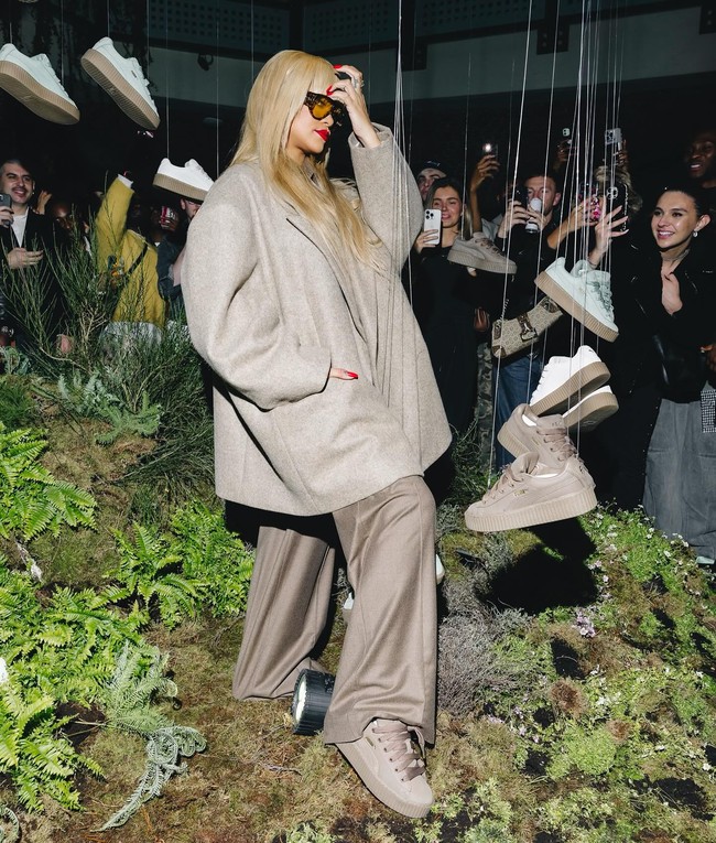 Aku sudah melakukan banyak hal. Aku pernah memperlihatkan puting, celana dalam. Tapi sekarang, itu adalah hal-hal yang aku pikir sebagai seorang ibu.. itu hal-hal yang aku rasa aku tidak akan lakukan dan aku pikir Oh my God, aku benar-benar pernah melakukan itu? Memperlihatkan puting? ujar Rihanna.  Foto: Instagram @pumasportstyle