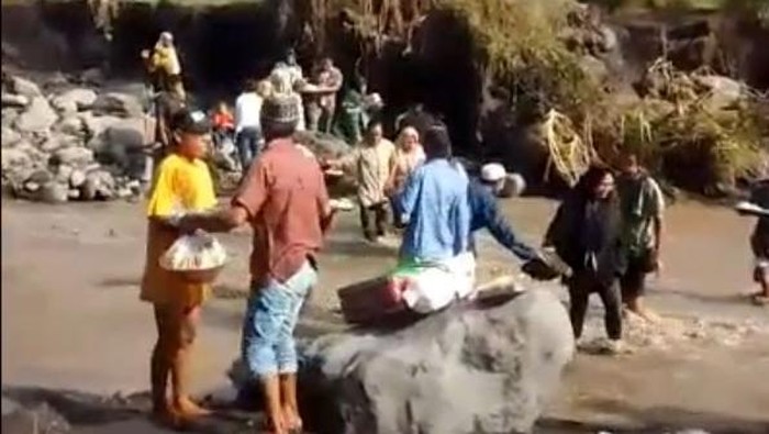 Rombongan pengantin sembrangi sungai aliran lahar dingin Semeru untuk akada nikah