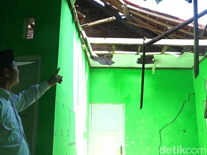 Rumah warga dan musala yang rusak akibat tanah bergerak di Desa Kalidadap, Kecamatan Wadaslintang, Kabupaten Wonosobo, Kamis (25/4/2024).