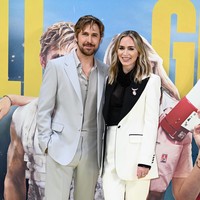 Ryan, si pemeran Ken di film Barbie, tampil stylish dengan setelan monokrom abu dari Gucci. (Foto: Gareth Cattermole/Getty Images)