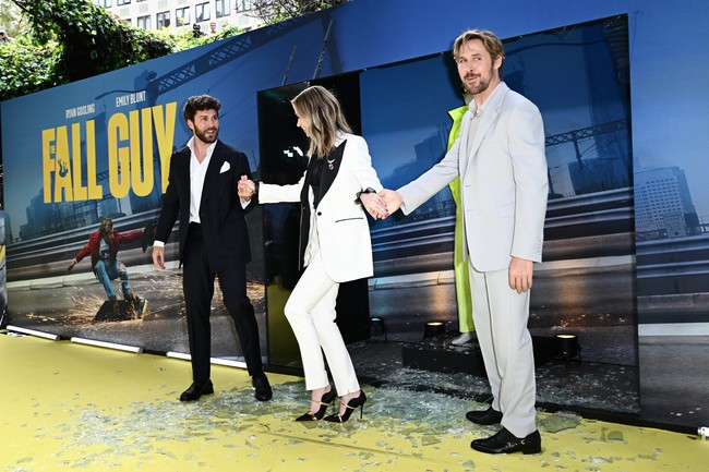 Tema tersebut melanjutkan dari estetika penampilan mereka sebelumnya di London, Inggris. Gaya kembaran dalam balutan setelan menjadi pilihan.  (Foto: Gareth Cattermole/Getty Images)