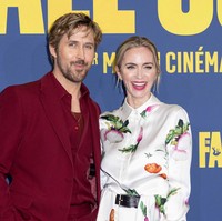 Selama mempromosikan film garapan David Leitch tersebut, kedua bintang Hollywood ini bergaya serasi. Seperti ketika premier The Fall Guy di Paris, Prancis, pada Selasa (23/4/2024), gaya maskulin menjadi pilihan mereka. (Foto: Stephane Cardinale - Corbis/Corbis via Getty Images)