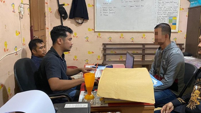 Safrin Zebua saat diperiksa penyidik. (Foto: Dok. Polres Nisel).