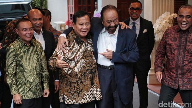 Saling Rangkul, Prabowo-Surya Paloh Sepakat Kerja Sama untuk Rakyat
