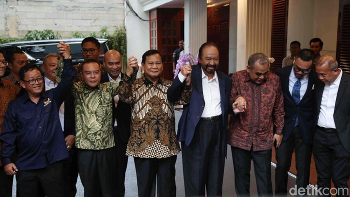 Saling Rangkul, Prabowo-Surya Paloh Sepakat Kerja Sama untuk Rakyat