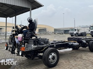 Kenali Perbedaan Sasis Bus dan Truk