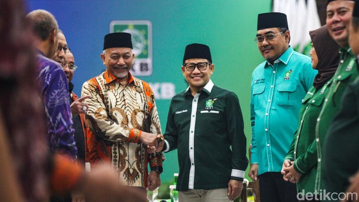 Semringah Cak Imin Sambut Elite PKS di Markas PKB Petinggi PKS menyambangi DPP PKB malam ini. Pertemuan tersebut dalam rangka silahturahmi perubahan yang telah dijalin kedua partai dalam Pemilu 2024.