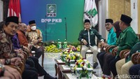 Cak Imin didampingi petinggi PKB seperti Jazilul Fawaid dan Syaikhu didampingi Sekjen PKS Aboe Bakar Al-Habsy.  
