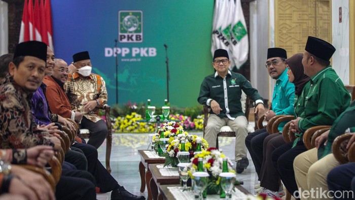 Semringah Cak Imin Sambut Elite PKS di Markas PKB Petinggi PKS menyambangi DPP PKB malam ini. Pertemuan tersebut dalam rangka silahturahmi perubahan yang telah dijalin kedua partai dalam Pemilu 2024.