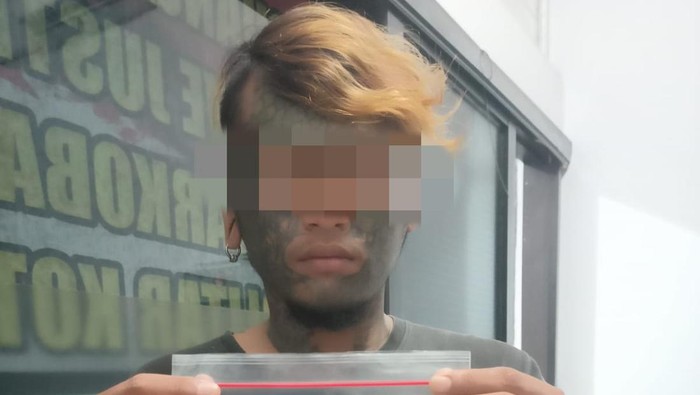 Seniman tato nyambi edarkan dobel L di Blitar.