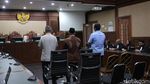 Senyum Manis Terdakwa Korupsi Nikel di Sidang Vonis