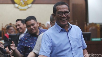 Senyum Manis Terdakwa Korupsi Nikel di Sidang Vonis
