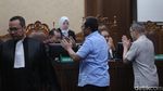 Senyum Manis Terdakwa Korupsi Nikel di Sidang Vonis