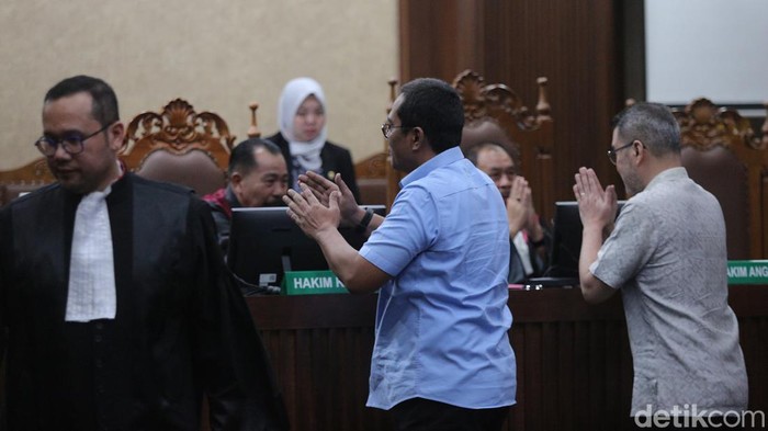 Senyum Manis Terdakwa Korupsi Nikel di Sidang Vonis Senyum Manis Terdakwa Korupsi Nikel di Sidang Vonis