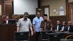 Senyum Manis Terdakwa Korupsi Nikel di Sidang Vonis