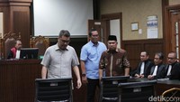 Tiga terdakwa itu adalah pemilik PT Lawu Agung Mining, Windu Aji Sutanto; Direktur PT Lawu Agung Mining Ofan Sofwan; dan pelaksana lapangan PT Lawu Agung Mining Glenn Ario Sudarto.