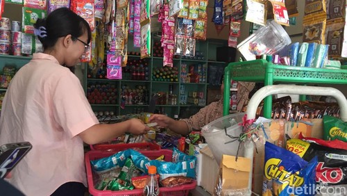 Seorang pembeli sedang berbelanja di salah satu warung Madura, Jalan Anyelir, Denpasar, Bali, Kamis (25/4/2024). (Foto: Husna Putri Maharani/detikBali)