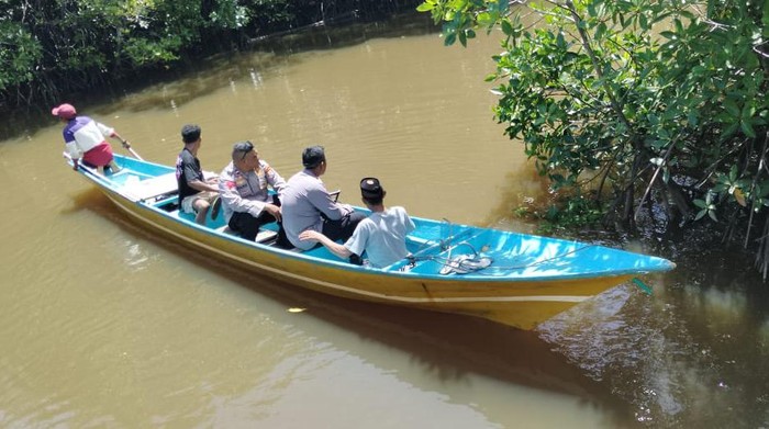 Polisi bersama warga mencari korban hilang diterkam buaya di sungai Seram Bagian Timur.