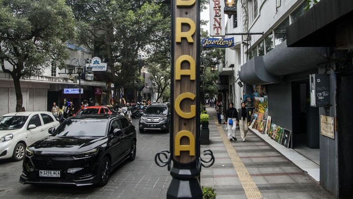 Pengendara melintas di kawasan Jalan Braga, Bandung, Jawa Barat, Kamis (25/4/2024). Pemerintah Kota Bandung mencanangkan penerapan program Braga Free Vehicle atau Braga tanpa kendaraan setiap hari Sabtu dan Minggu yang akan disosialisasikan dan uji coba pada mei 2024 untuk mengatasi kemacetan dan memperindah kawasan  wisata Braga. ANTARA FOTO/Novrian Arbi/nym.