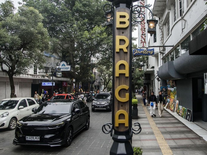 Pengendara melintas di kawasan Jalan Braga, Bandung, Jawa Barat, Kamis (25/4/2024). Pemerintah Kota Bandung mencanangkan penerapan program Braga Free Vehicle atau Braga tanpa kendaraan setiap hari Sabtu dan Minggu yang akan disosialisasikan dan uji coba pada mei 2024 untuk mengatasi kemacetan dan memperindah kawasan  wisata Braga. ANTARA FOTO/Novrian Arbi/nym.