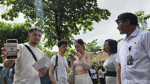 Sidak retribusi turis asing di DTW Goa Gajah, Desa Bedulu, Kecamatan Blahbatuh, Kabupaten Gianyar,  Kamis (25/4/2024). (I Putu Budikrista Artawan/detikBali)