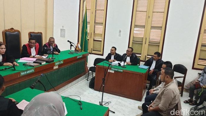 Sidang lanjutan terdakwa Azlansyah Hasibuan, anggota Bawaslu Medan nonaktif atas dugaan gratifikasi kembali digelar di PN Medan, Kamis (25/4/2024). (Goklas Wisely/detikSumut)