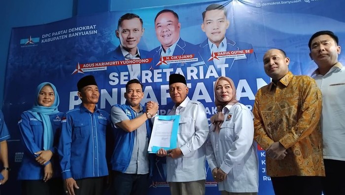 Slamet Soemosentono ambil formulir di DPC Demokrat Banyuasin.