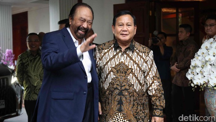 Surya Paloh Temui Prabowo di Kertanegara Ketua Umum Partai NasDem Surya Paloh menyambangi kediaman Presiden Terpilih Prabowo Subianto di Kertanegara, Jakarta Selatan, sore ini. Tiba di Kertanegara, Surya Paloh langsung dirangkul Prabowo.