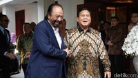 Prabowo menyambut kedatangan Surya Paloh di kediamannya Jalan Kertanegara, Jakarta Selatan, Kamis (25/4/2024).